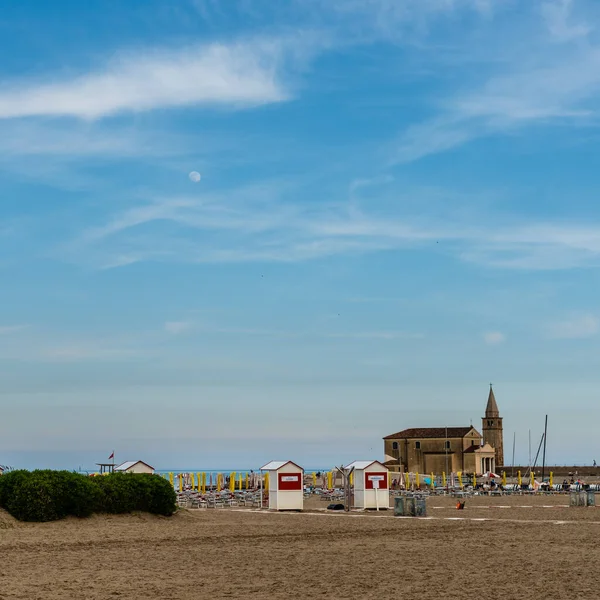 Bella Spiaggia Con Vista Mare Sullo Sfondo Della Natura — Foto Stock