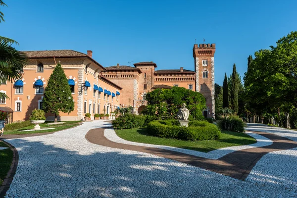 Schöne Aussicht Auf Den Sommerpark Der Nähe Von Schloss Spessa — Stockfoto