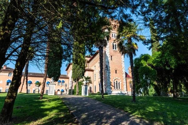 Όμορφη Θέα Του Θερινού Πάρκου Κοντά Στο Κάστρο Σπέσσα Ιταλία — Φωτογραφία Αρχείου