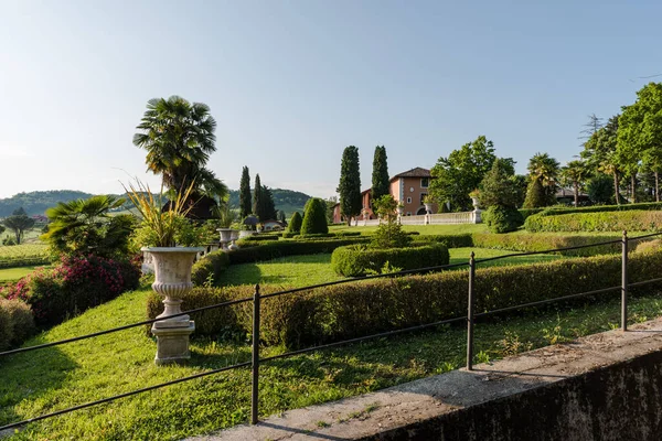 Schöne Aussicht Auf Den Sommerpark Der Nähe Von Schloss Spessa — Stockfoto