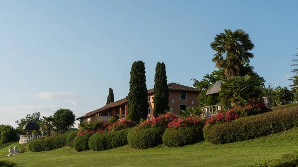 Vacker Utsikt Över Sommarparken Nära Spessa Slott Italien — Stockfoto