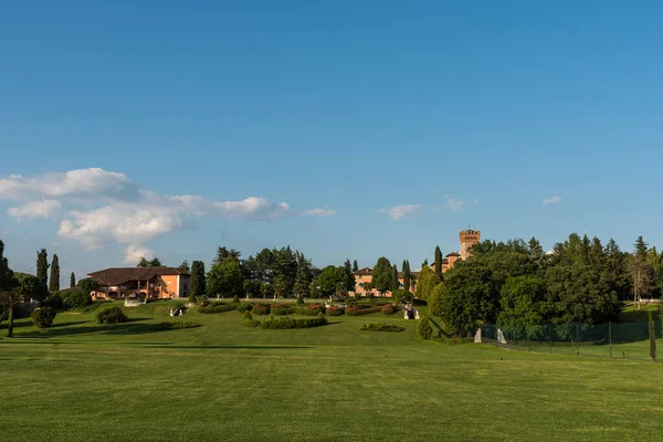 Vacker Utsikt Över Sommarparken Nära Spessa Slott Italien — Stockfoto