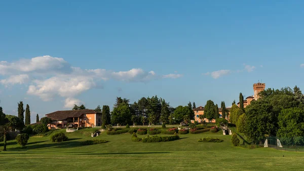 Vacker Utsikt Över Sommarparken Nära Spessa Slott Italien — Stockfoto