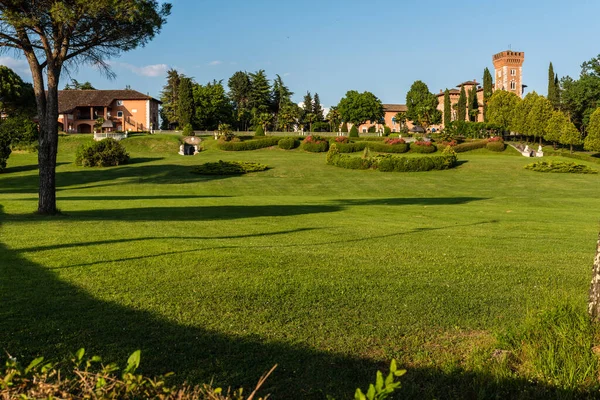 Vacker Utsikt Över Sommarparken Nära Spessa Slott Italien — Stockfoto