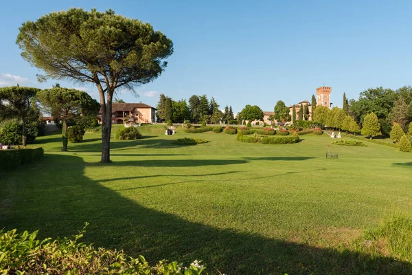 Vacker Utsikt Över Sommarparken Nära Spessa Slott Italien — Stockfoto