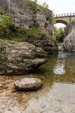 Dağlardaki nehrin güzel manzarası