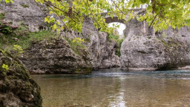 Dağlardaki nehrin güzel manzarası