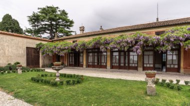 Şehirdeki eski binanın ön cephesi 