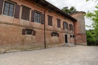 Şehirdeki eski binanın ön cephesi 