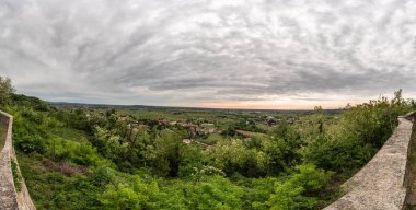 Doğal arka planda eski şehrin güzel manzarası