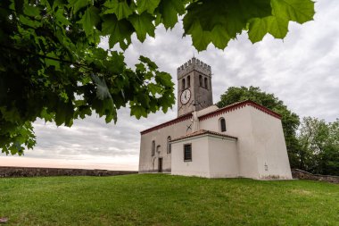 Güzel eski kilise ve mavi gökyüzü