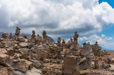 Dağlarda taş piramitleri