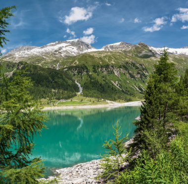 Dağlardaki güzel göl manzarası