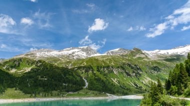 Dağlardaki güzel göl manzarası