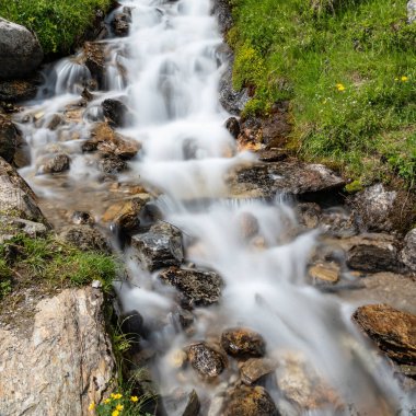 Dağlarda güzel bir şelale
