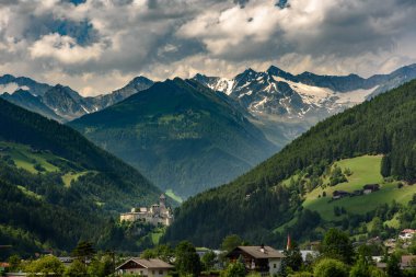 Dolomitlerin güzel manzarası, İtalya.
