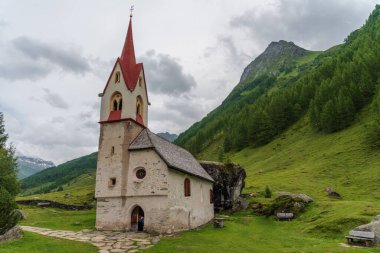 Güzel kilise binasının manzarası.