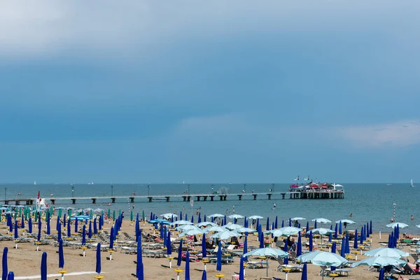 Liegestühle Und Sonnenschirme Der Küste — Stockfoto