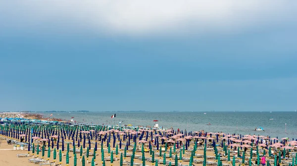 Liegestühle Und Sonnenschirme Der Küste — Stockfoto