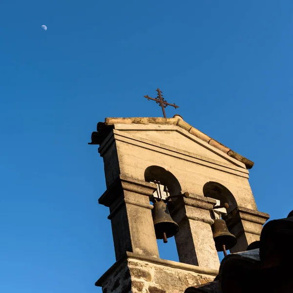 Piękny Stary Kościół Błękitne Niebo — Zdjęcie stockowe