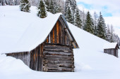 Szcenírozott téli természet Sappada falu hegyekben, Olaszország