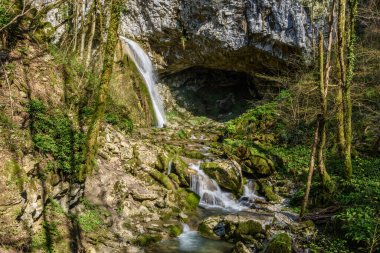 Küçük şelalenin güzel manzarası 