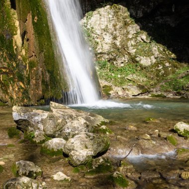 Küçük şelalenin güzel manzarası 