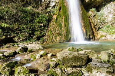 Küçük şelalenin güzel manzarası 