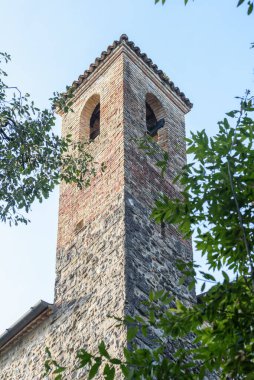 Doğadaki eski tuğla bina