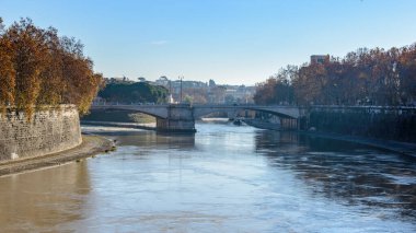 Köprü ve şehir manzarası, arka planda seyahat yeri