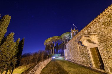 İtalya 'da Friuli Bölgesi' nin tepelerinde bulunan ortaçağ Cassacco şatosu (XIII.