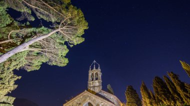 İtalya 'da Friuli Bölgesi' nin tepelerinde bulunan ortaçağ Cassacco şatosu (XIII.