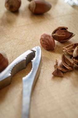 Ahşap arka planda fındık ve fındık