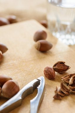 Tüm cevizleri ahşap bir kutuda kapatıyoruz.