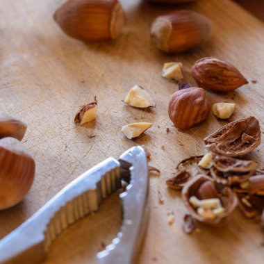 Ahşap arka planda fındıklar