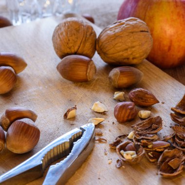 Taze organik fındıkları kapatın.