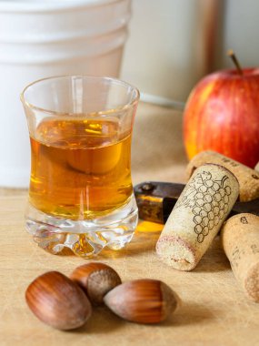 Ahşap bir masada mantarlı elma şarabı.