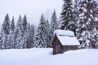 İtalya 'nın dağlarındaki Sappada köyünde kış manzarası