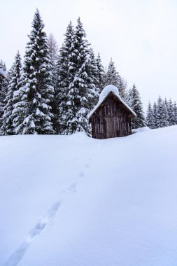 İtalya 'nın dağlarındaki Sappada köyünde kış manzarası