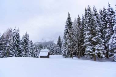 İtalya 'nın dağlarındaki Sappada köyünde kış manzarası