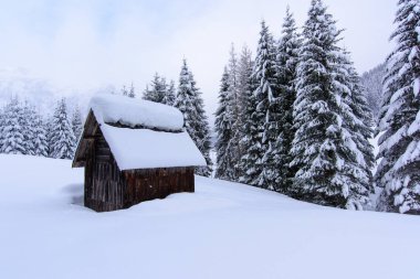 İtalya 'nın dağlarındaki Sappada köyünde kış manzarası