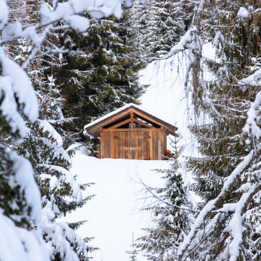 İtalya 'nın dağlarındaki Sappada köyünde kış manzarası