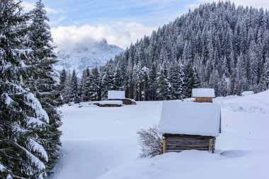İtalya 'nın dağlarındaki Sappada köyünde kış manzarası