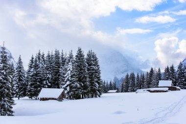 İtalya 'nın dağlarındaki Sappada köyünde kış manzarası