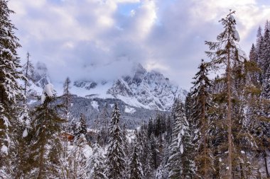 İtalya 'nın dağlarındaki Sappada köyünün manzarası