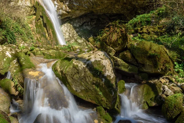Schöner Blick Auf Den Kleinen Wasserfall — Stockfoto