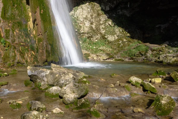 Красивый Вид Небольшой Водопад — стоковое фото
