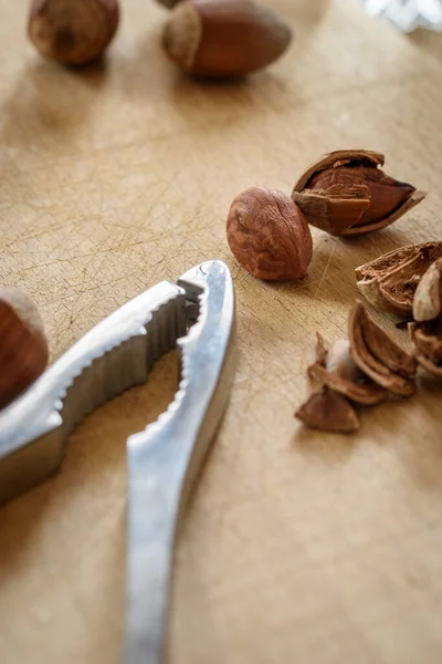 Haselnüsse Und Nüsse Auf Holzgrund — Stockfoto