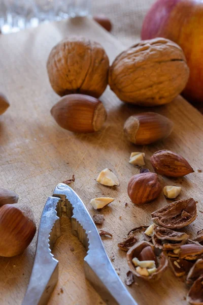 Haselnüsse Und Nüsse Auf Holzgrund — Stockfoto