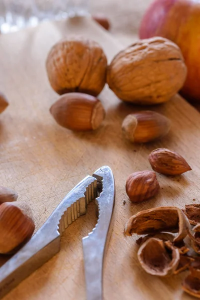 Haselnüsse Und Nüsse Auf Holztisch — Stockfoto
